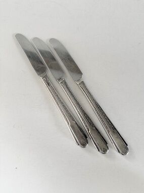 VINTAGE SET OF 3 SILVER PLATE LUNCHEON KNIVES BY CAVALIER